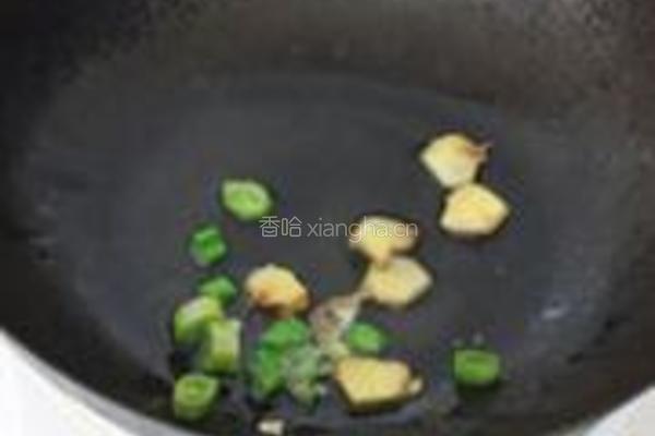 沙锅鲫鱼蚕豆汤的做法图解2