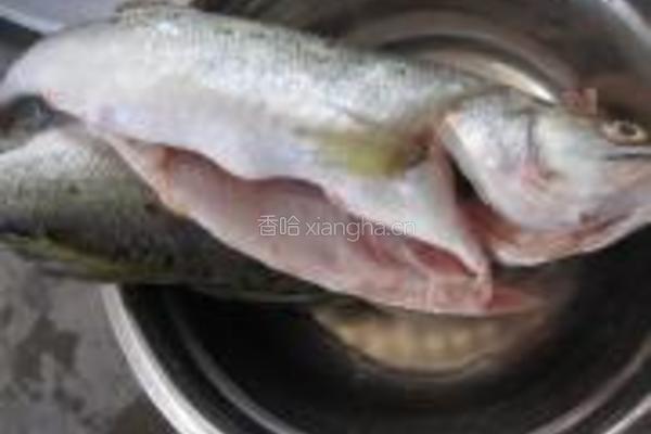 油焖鲈鱼的做法图解2
