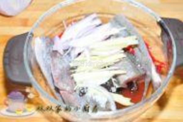 微波辫子鱼的做法图解2
