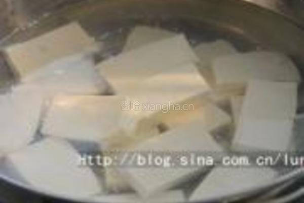 香菜皮蛋拌豆腐的做法图解2
