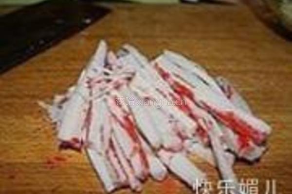 凉拌黄瓜蟹肉丝的做法图解3