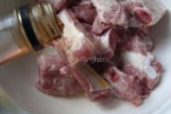 猪小排烧土豆的做法图解1