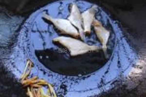干剥皮鱼炒胡萝卜的做法图解4
