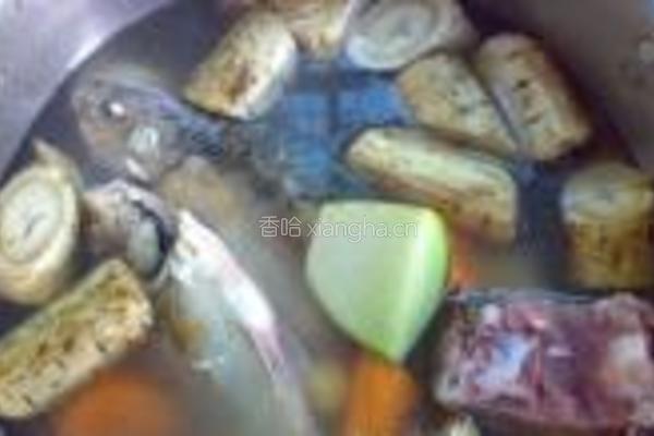 青红萝卜牛蒡汤的做法图解4
