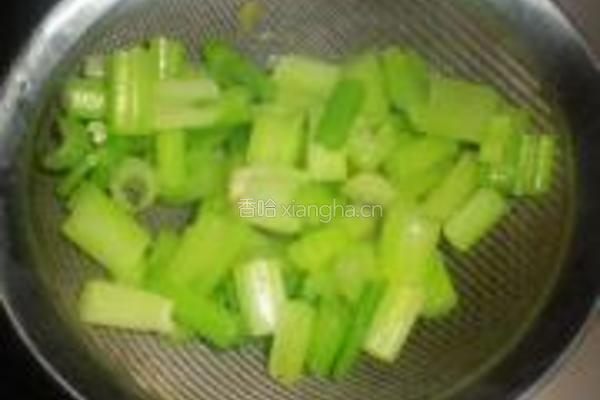 白果芹菜炒虾仁的做法图解3