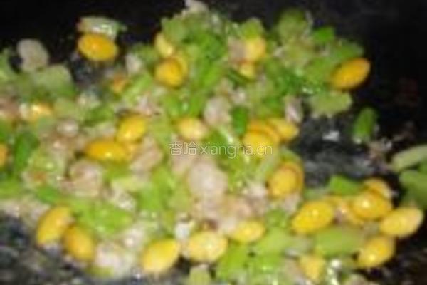 白果芹菜炒虾仁的做法图解6