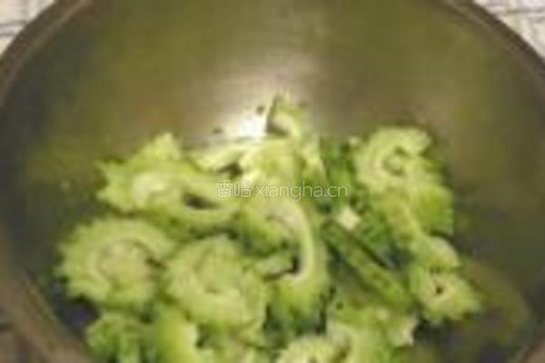 蒜头豆豉爆苦瓜的做法图解1