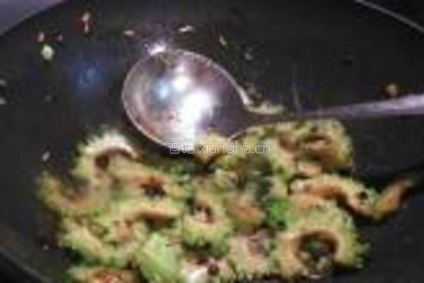 蒜头豆豉爆苦瓜的做法图解3