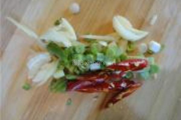 青椒炒小豆饼的做法图解1