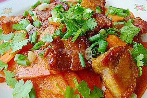 烧肉炒红萝卜