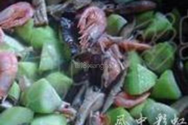 丝瓜香菇北极虾的做法图解3