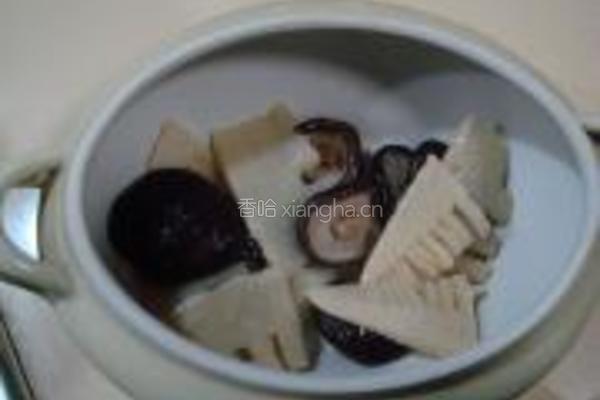 淮杞黄精炖乳鸽的做法图解7