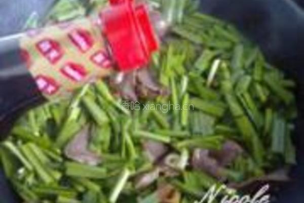 腊猪舌炒韭菜的做法图解5