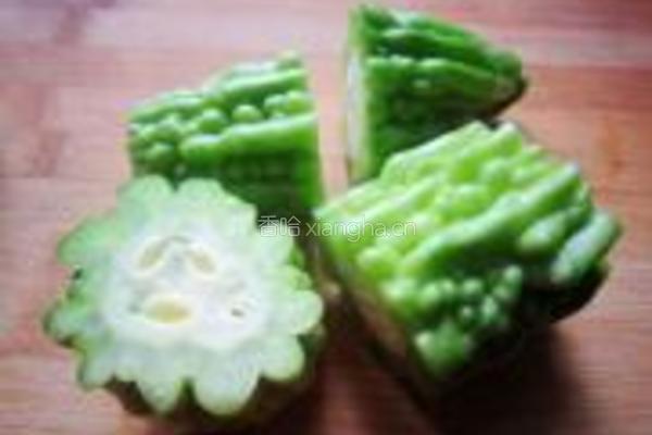 冰脆爽口苦瓜的做法图解2