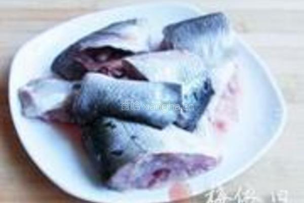 酱焖酥鱼的做法图解1