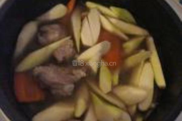 茭白红萝卜炖排骨的做法图解7