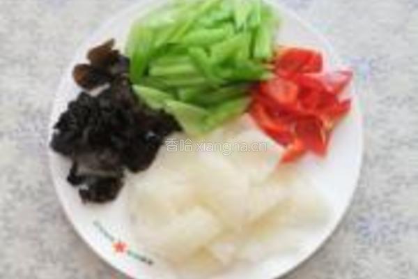 芹菜炒皮肚的做法图解1