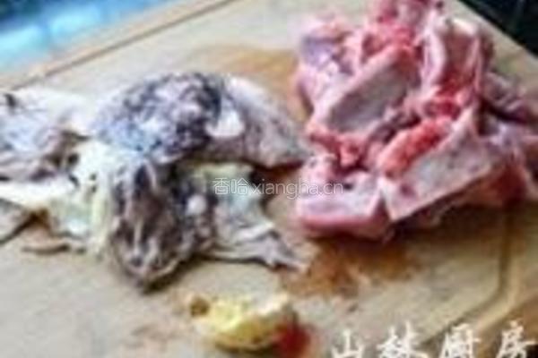 炖墨鱼排骨汤的做法图解1