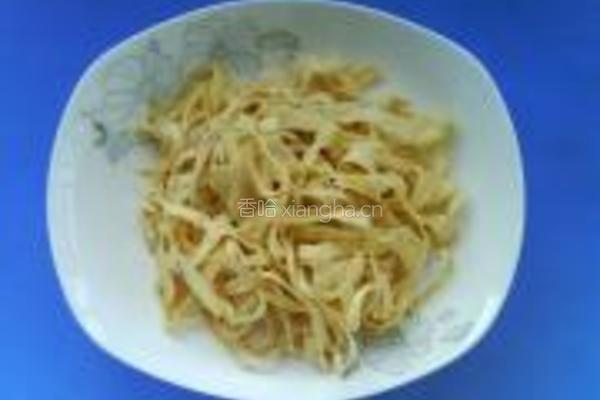 芹菜炒豆腐皮的做法图解3