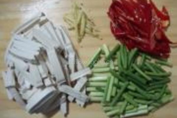 蒜苗炒香干的做法图解1