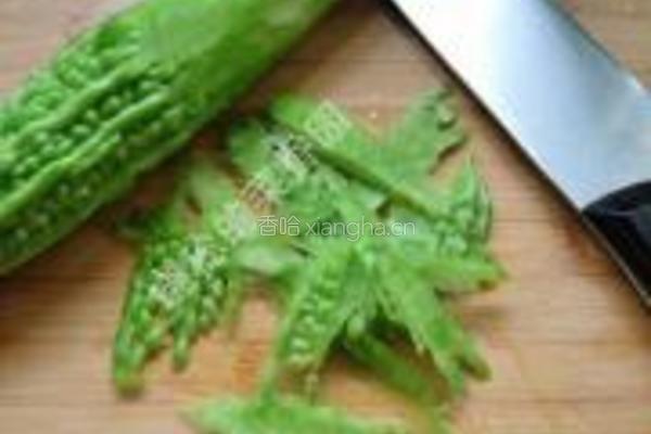 蜂蜜凉渍苦瓜的做法图解2