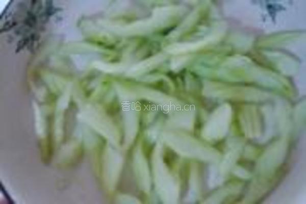 黄瓜拌皮蛋的做法图解2