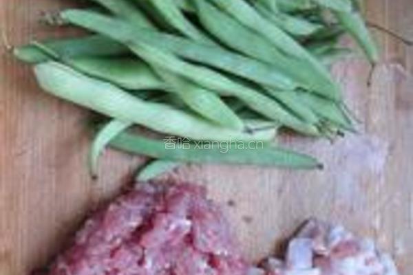 四季豆烧肉粒的做法图解1