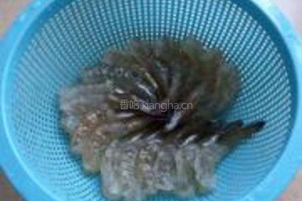 清蒸蒜蓉凤尾虾的做法图解1