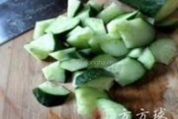 黄瓜炒海鲜菇的做法图解1