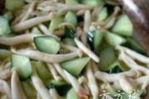 黄瓜炒海鲜菇的做法图解4