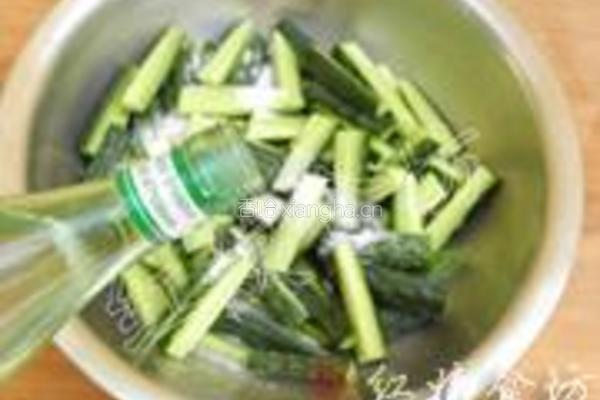 酸辣香脆黄瓜条的做法图解3