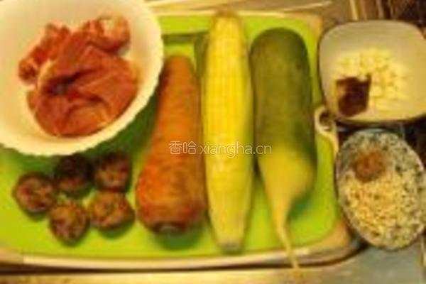 红萝卜猪肉汤的做法图解1