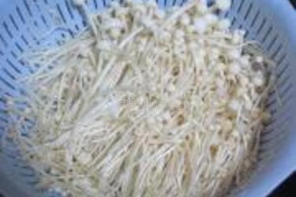 炝拌金针菇的做法图解1