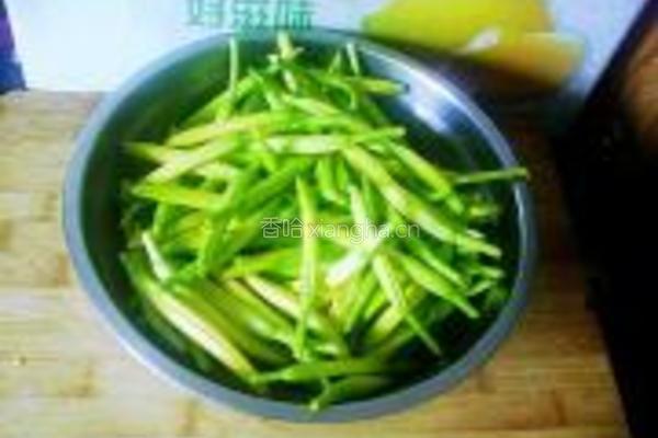 剁椒黄花菜的做法图解1