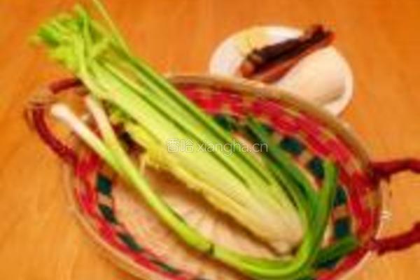腊肉杏鲍炒西芹的做法图解1