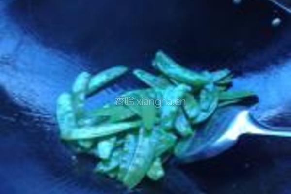 鲜鱿炒荷兰豆的做法图解4