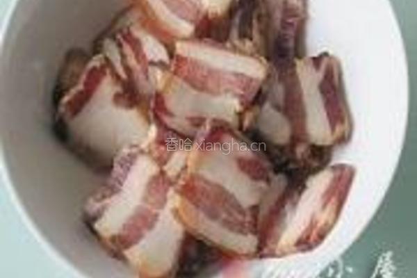 腊肉卷心菜的做法图解1