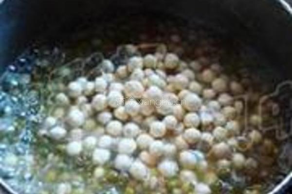 绿豆薏米芡实粥的做法图解3