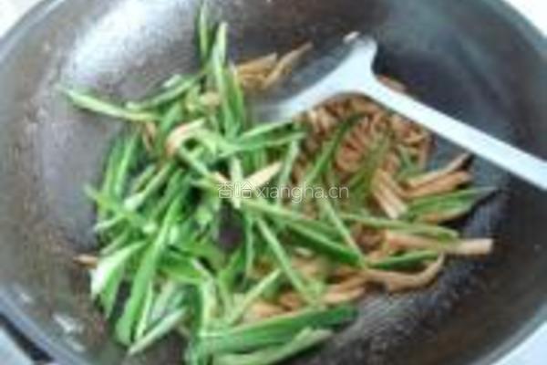 杏鲍菇炒肉丝的做法图解7