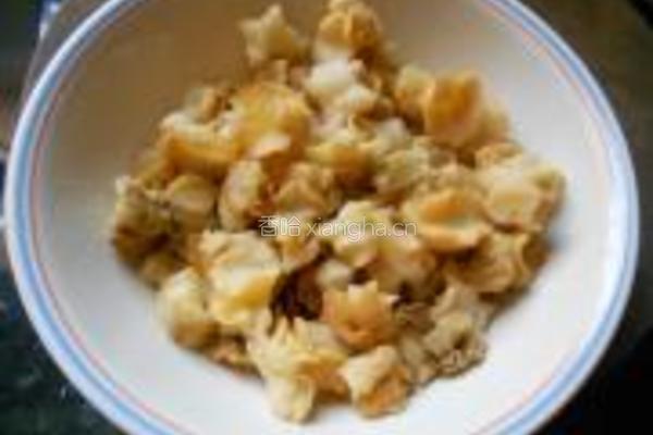 芹菜炒东风螺肉的做法图解1