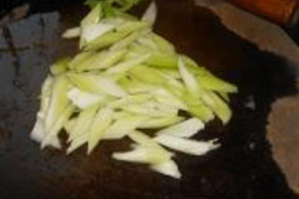 芹菜炒东风螺肉的做法图解2