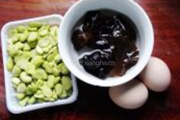 蚕豆木耳炒鸡蛋的做法图解1