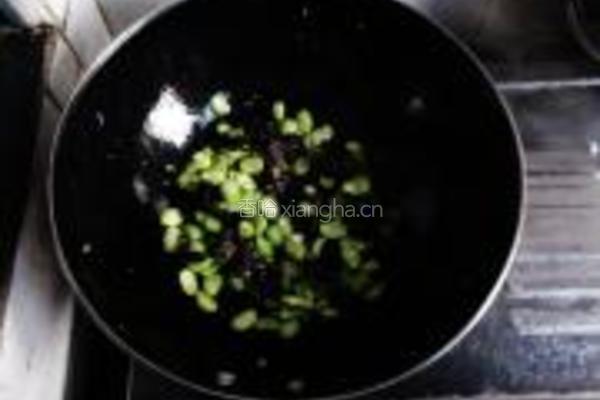 蚕豆木耳炒鸡蛋的做法图解3