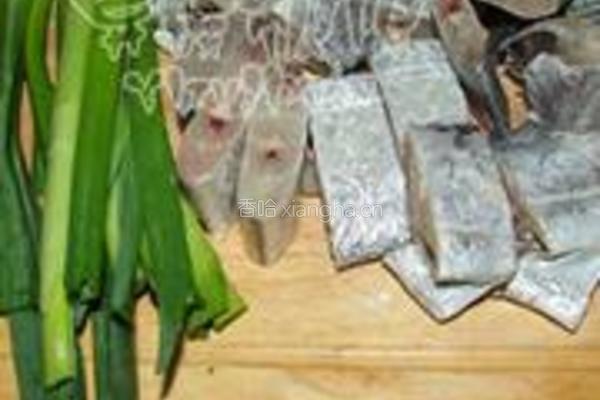 青蒜焖带鱼的做法图解1