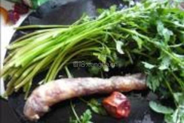 野芹菜炒香肠的做法图解1