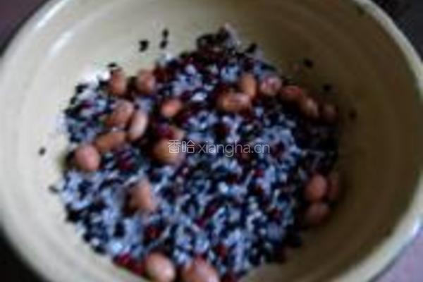 红豆花生黑米粥的做法图解2