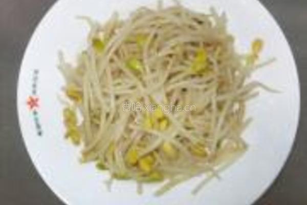 黄豆芽炒粉条的做法图解1