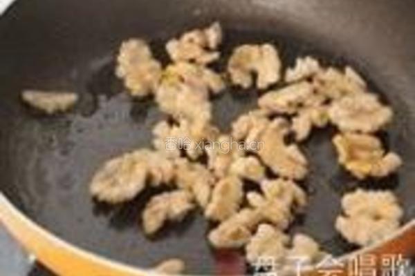 蚝汁桃仁木耳豆腐煲的做法图解3