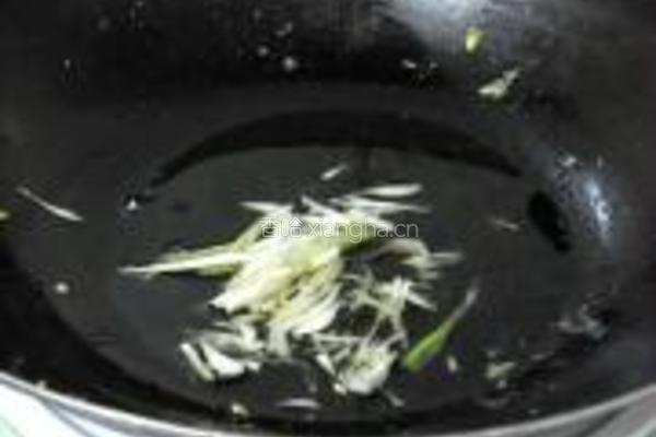 家常鲜河虾炒粉的做法图解2