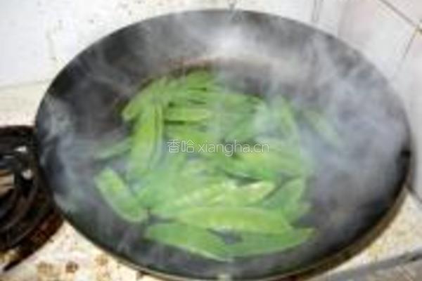 荷兰豆炒熏肠的做法图解2